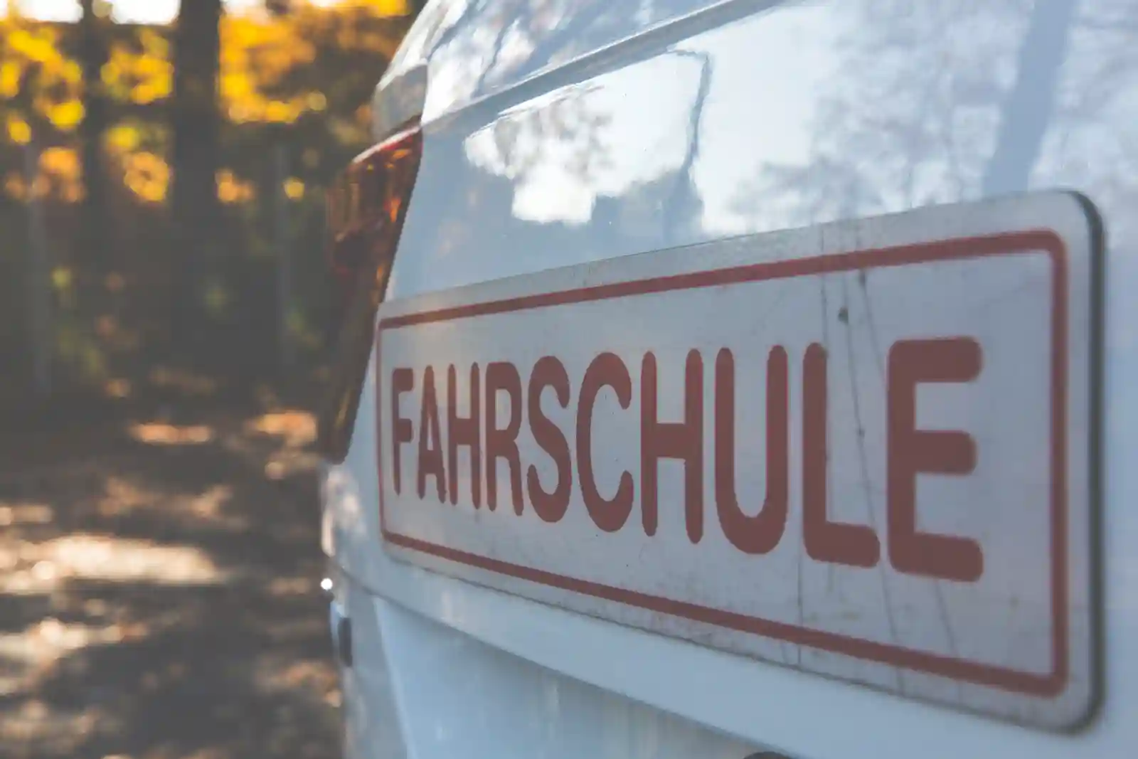 weisses_auto_fahrschulschild_yjw5bl